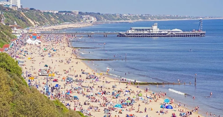 Self-Contained Flat, Off Street Parking Close To Town And Beach Bournemouth