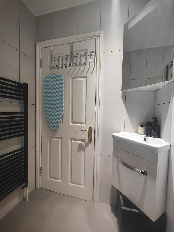 Self-Contained Flat, Off Street Parking Close To Town And Beach Bournemouth Appartamento